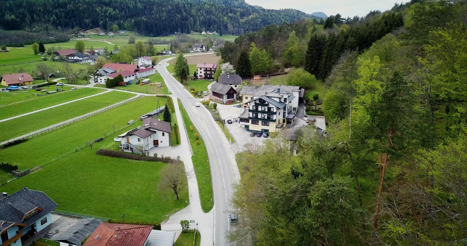 Drohnenaufnahme über dem Rosental mit Wiesen, Wald und Häusern