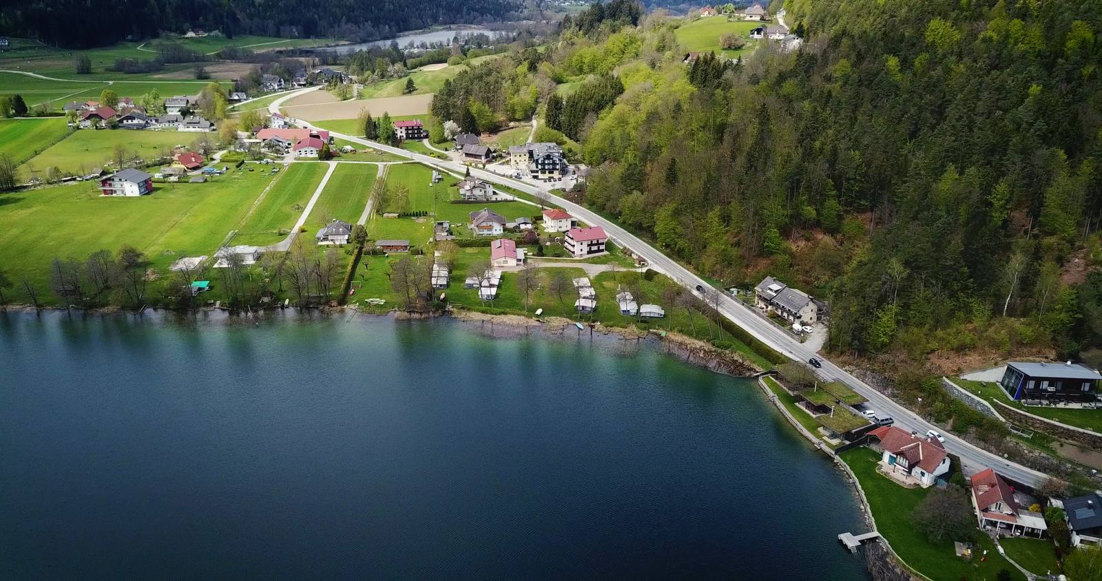 Drohnenaufnahme vom See und Ufer rund um das Seerestaurant MITanond
